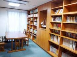 図書室の棚とテーブル