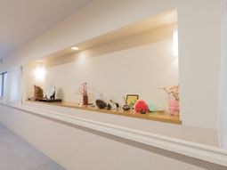 廊下の装飾品と窓