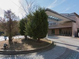 緑豊かな施設外観