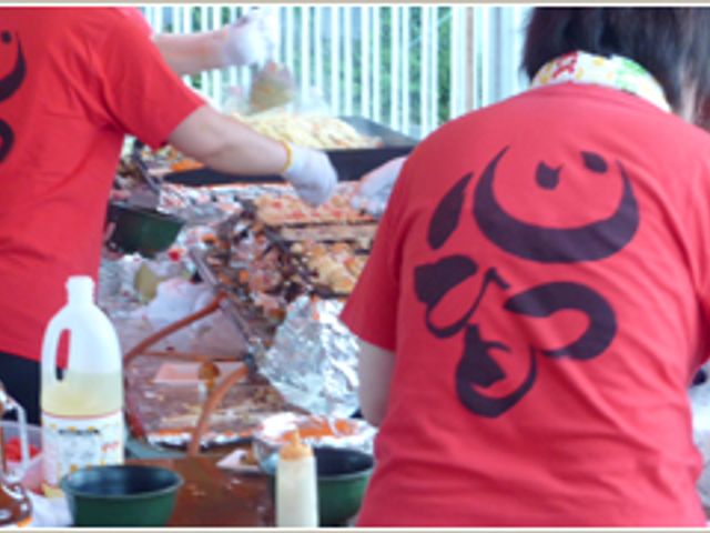 活気ある調理風景 食堂 調理中の様子がおいしそうで活気があります。チームワークを感じる明るい食堂です。
