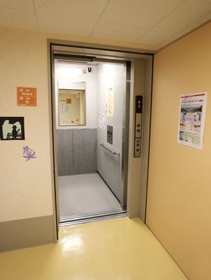 清潔な施設のエレベーター