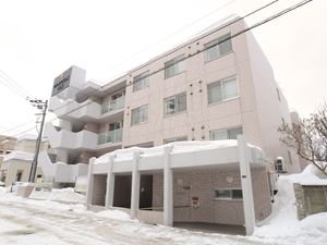 雪に覆われた建物外観