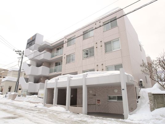 雪に覆われた建物外観