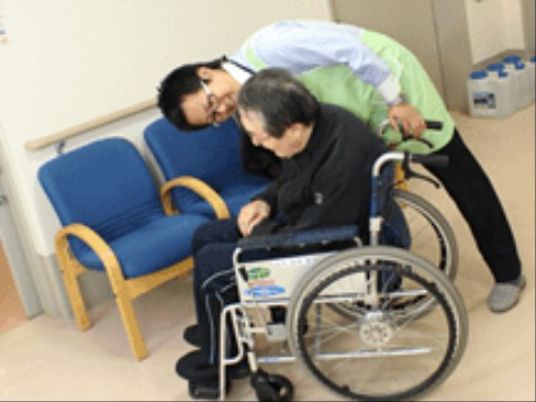介助するスタッフと利用者