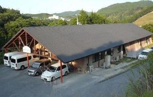 広々とした建物外観