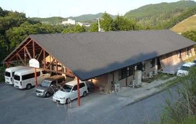 広々とした建物外観