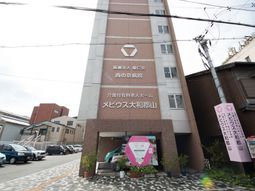 明るい外観の建物エントランス