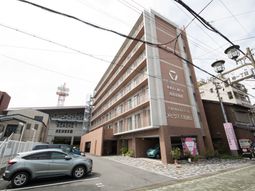 都会の中の明るい建物