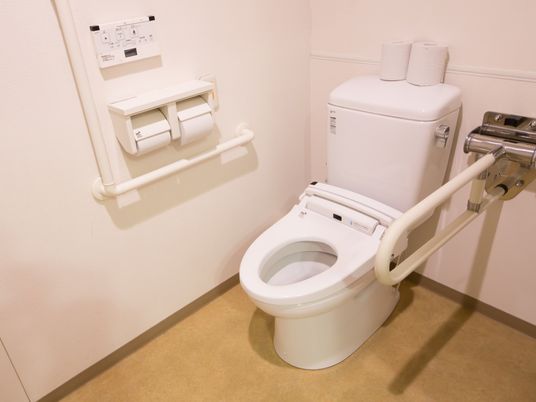 居室のトイレには手すりが設置されているため、立ち上がりや着座する際などに不安を感じる方にも安心してご利用いただける。
