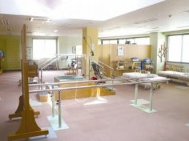 機能訓練室の様子 機能訓練室 広々とした明るい空間で、各種トレーニング機材が整備されています。自然光が差し込む快適な場所です。
