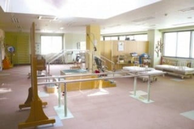 機能訓練室の様子 機能訓練室 広々とした明るい空間で、各種トレーニング機材が整備されています。自然光が差し込む快適な場所です。