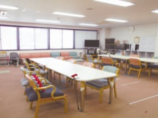 大きなテーブルのある部屋 ダイニングルーム 広々とした明るい空間で、ゆったりと団らんや食事を楽しめます。自然光が心地よいです。