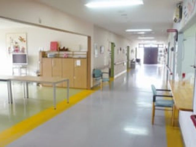 広々とした廊下 廊下 明るい照明で広さを感じる廊下です。自然の光も入り、リラックスした雰囲気で過ごせます。