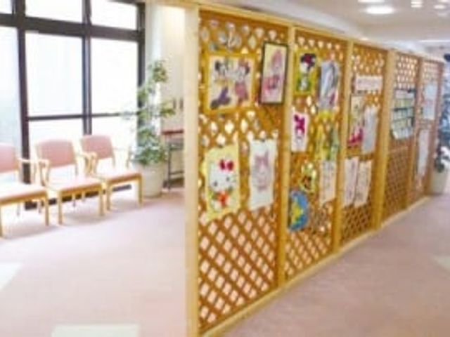 明るく開放的な廊下 廊下 飾られたパネルが並ぶ、自然光が差し込む廊下です。快適な空間で過ごせます。