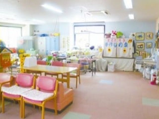 明るい多目的室 多目的室 明るく広々とした空間では、さまざまな活動が行われています。リラックスできるインテリアを備えています。