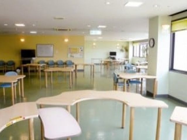 明るく広々とした室内 多目的室 自然光が差し込む広々とした空間で、落ち着いて活動を進めることができます。