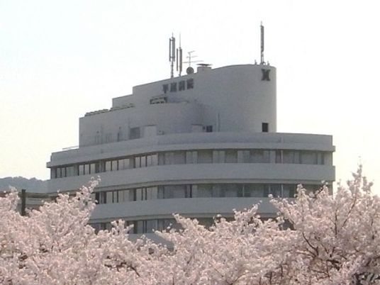 桜越しの建物外観  