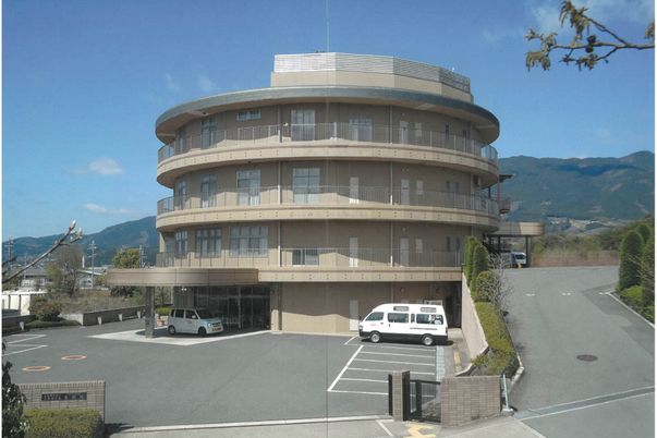 円形の建物外観