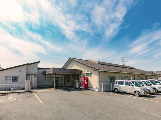 外観と駐車場  