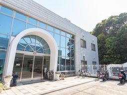 光が差し込むエントランス