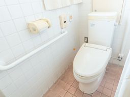 白い便器のあるトイレ
