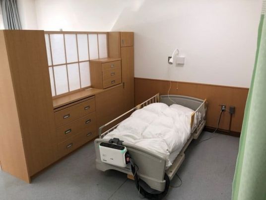 ベッドと収納のある居室  