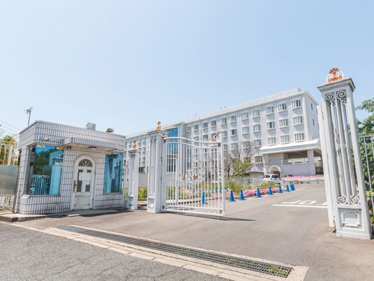 広い門のある建物の外観