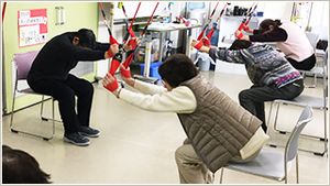 運動中の高齢者の部屋