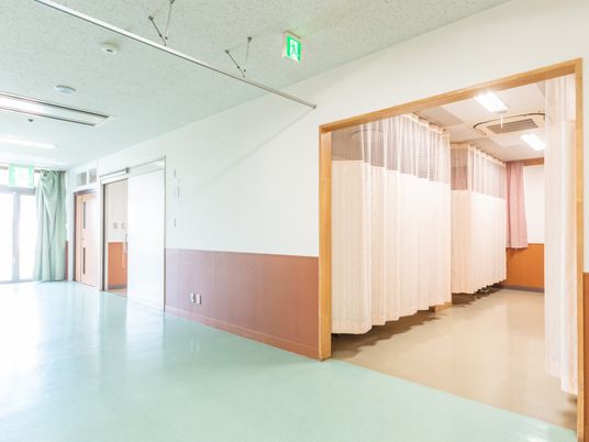 明るい廊下と仕切り