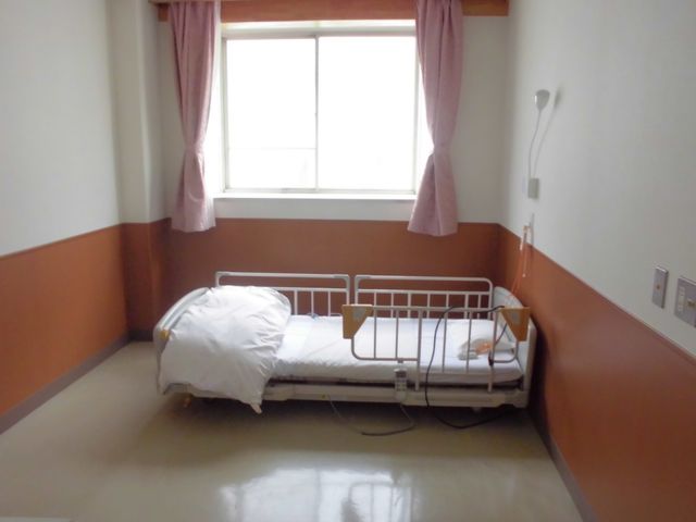 快適な居住空間 居室 自然光が差し込む、穏やかな雰囲気の居室です。ベッドが設置され、休息に適したスペースになっています。