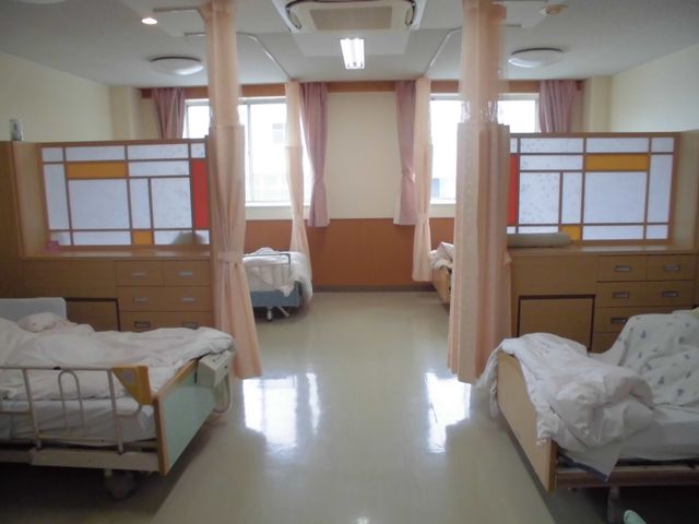 自然光が差し込む居室 居室 明るい空間が広がる居室です。各ベッドがプライバシーを守るために工夫されています。
