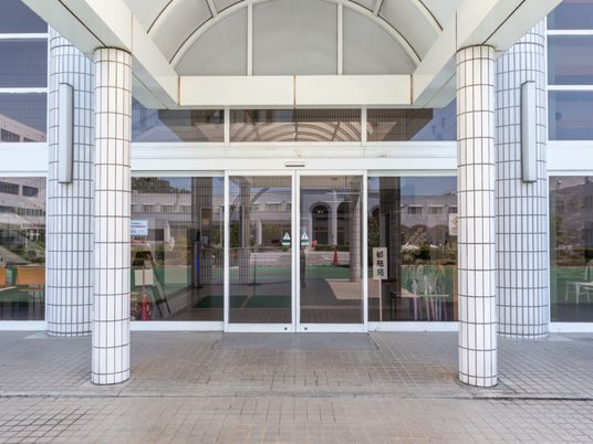 広々とした建物の入口