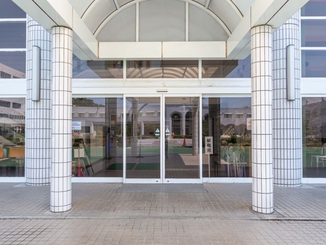 広々とした建物の入口 エントランス 開放的なエントランスは、自然光がたっぷり入る設計で、訪れる人を明るく迎え入れます。