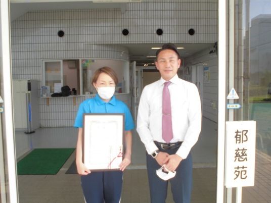 施設入口に立つ職員2人のエントランス  