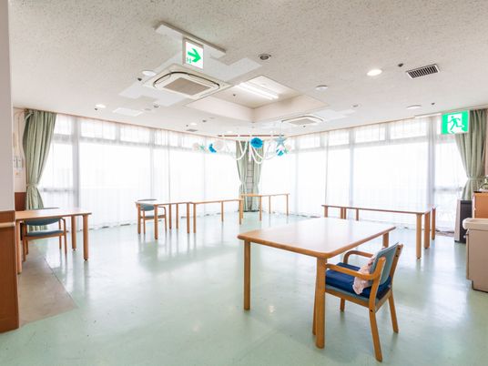 自然光が入る広い部屋