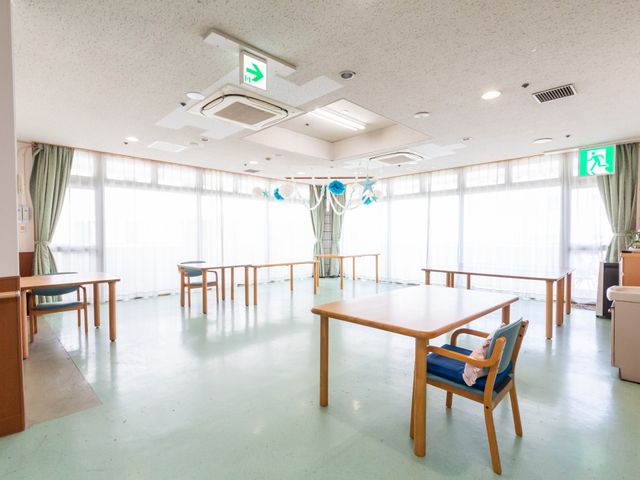 自然光が入る広い部屋 ラウンジ 自然光あふれる広々とした空間で、くつろぎのひとときを過ごせます。車椅子の方も安心して利用できる配置です。
