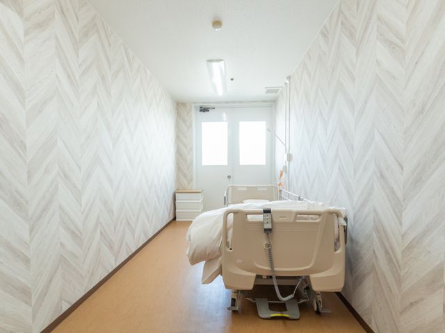 光差し込む居室 居室 自然光が差し込む明るい空間で、快適に過ごせます。高機能ベッドが配置されています。