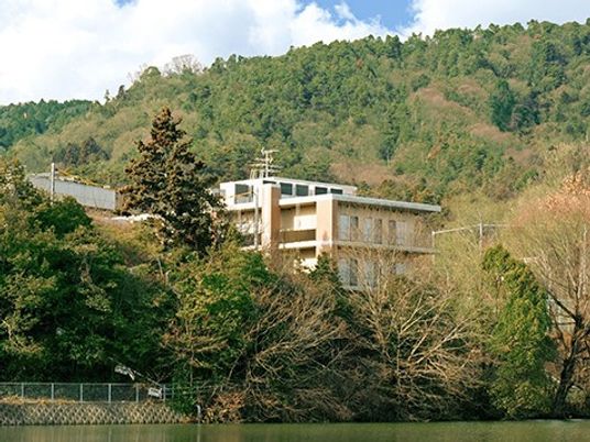 山あいの建物外観  