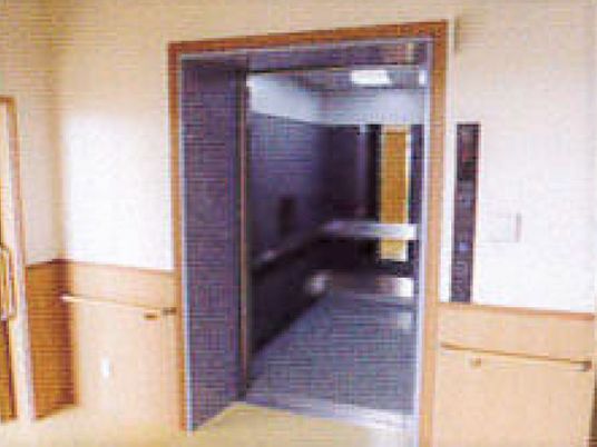 廊下に面したエレベーター