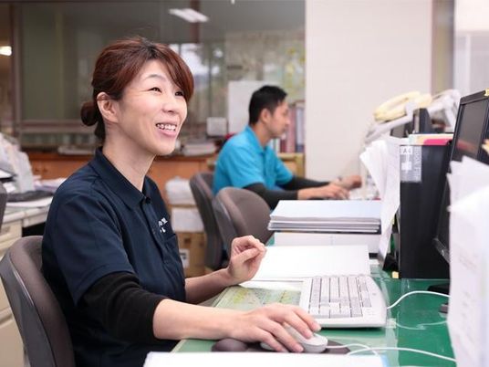 受付で作業する職員  