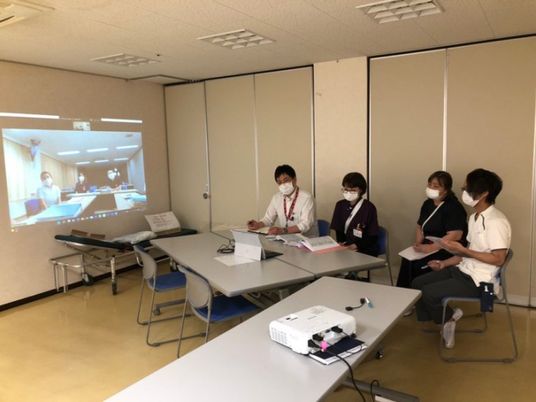 会議室でオンライン研修