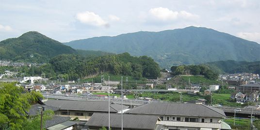 山に囲まれた景色