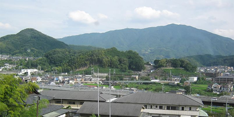 山に囲まれた景色