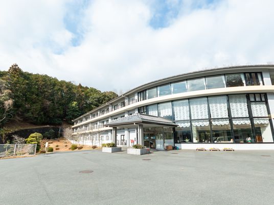 緑に囲まれた建物外観