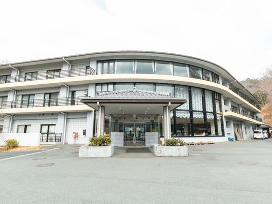 三階建ての建物外観
