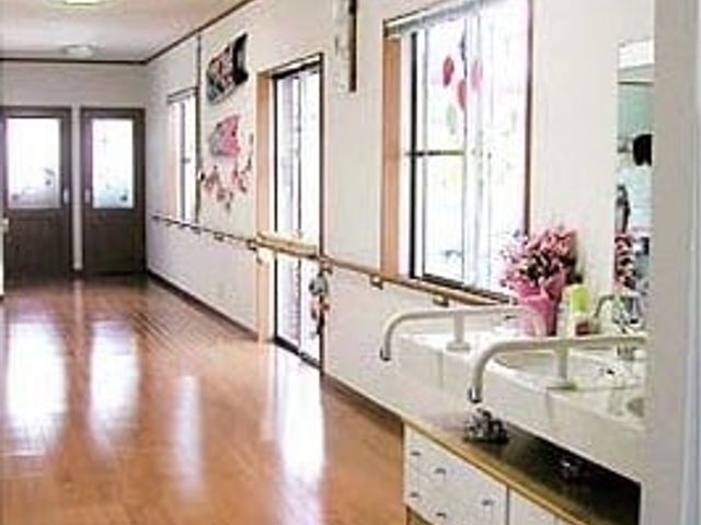 清潔感ある洗面台の廊下 廊下 日当たりの良い廊下には、機能的な洗面台が設置されています。働きやすい環境です。