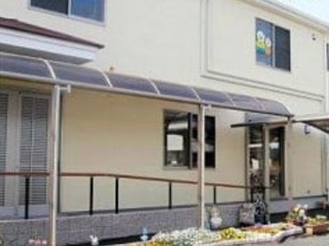 手すり付きの玄関外観 外観 植物が並ぶエントランスが温かさを感じさせます。手すりが設置され、安心して出入りできます。