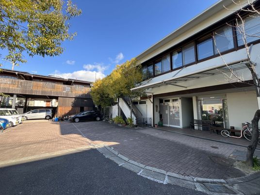 建物が並ぶ外観