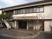 明るい建物のエントランス