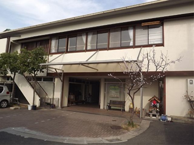 明るい建物のエントランス